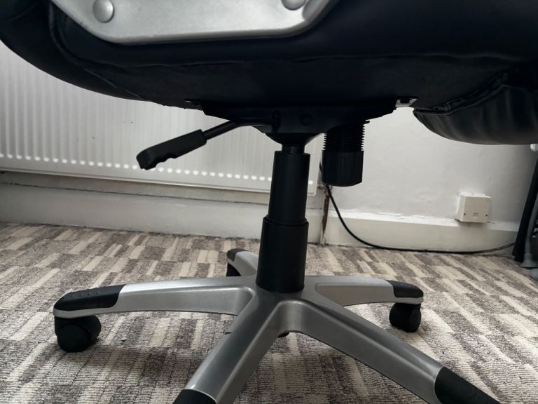 Black Office Chair with Armrests – Good Condition