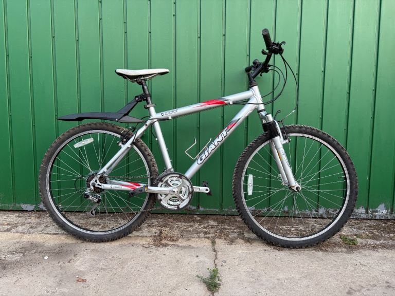 Giant Rock C2000 Mountain Bike – Silver, Good Condition