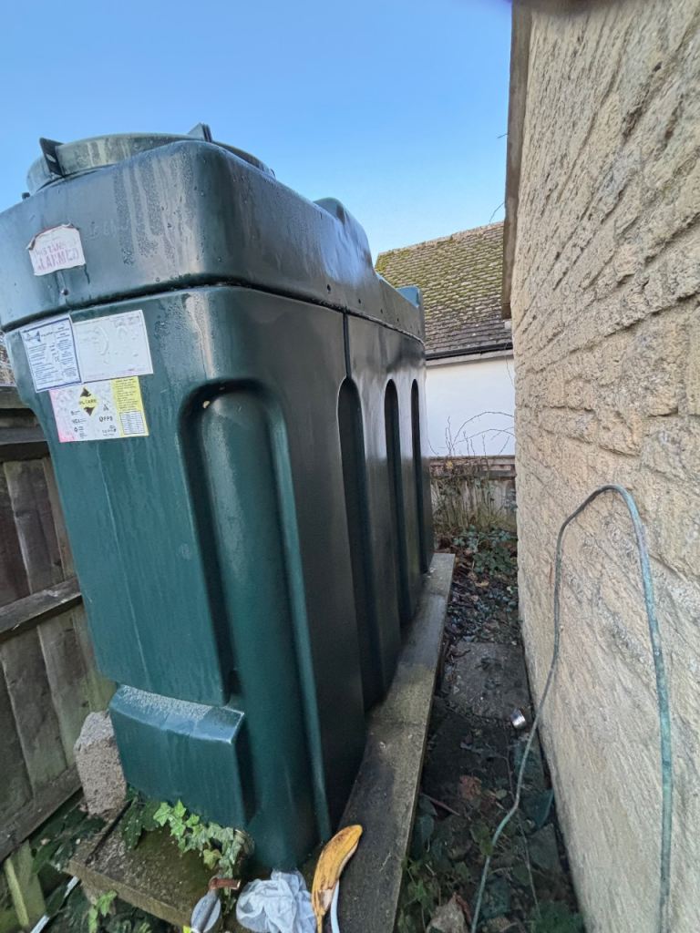 Oil tank 