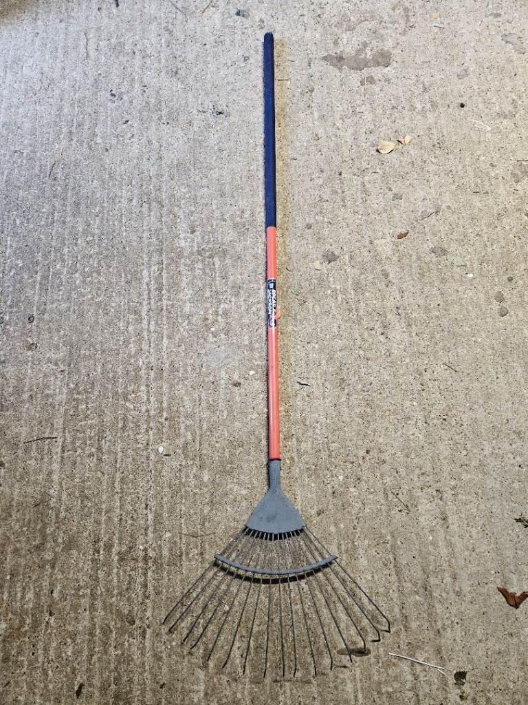 Spear and Jackson garden rake vgc unused
