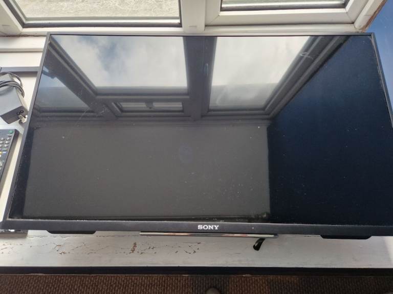 Sony bravia 32" LED smart TV, with wall bracket, remote, all cables plus HDMI.
