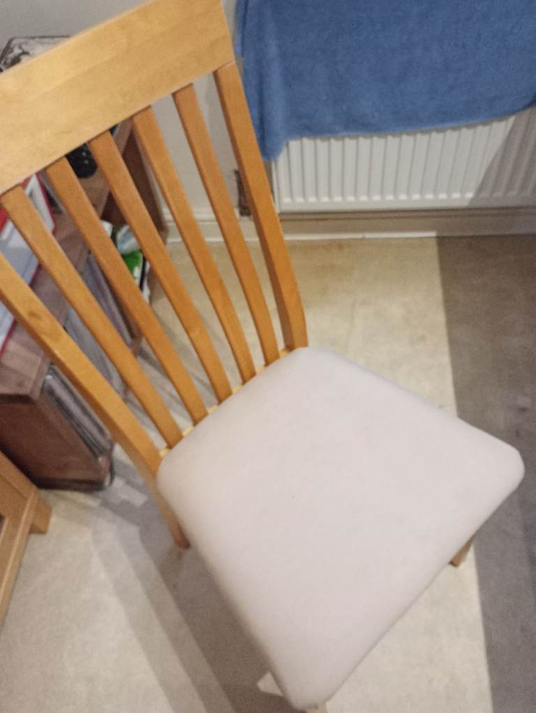 Solid oak dining table and chairs set (can deliver)