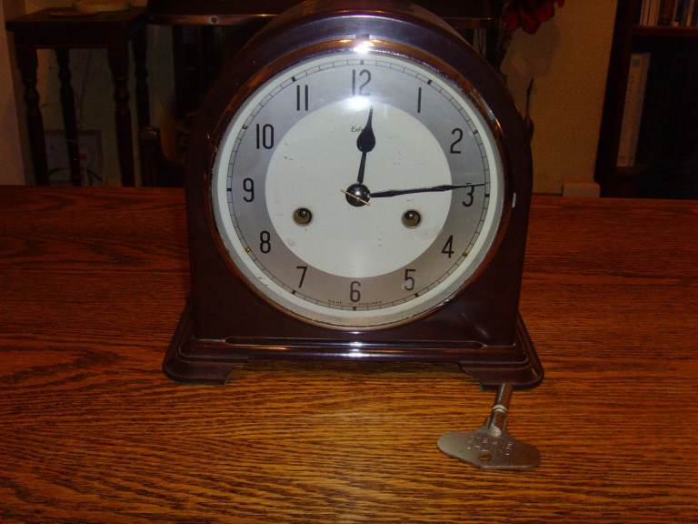 Smith's Bakelite eight day clock in excellent working condition.