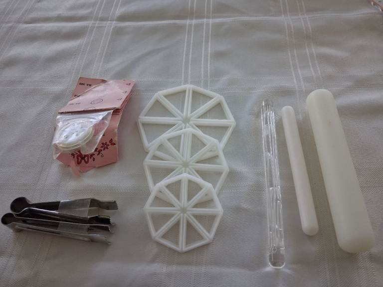 Assorted cake decorating equipent