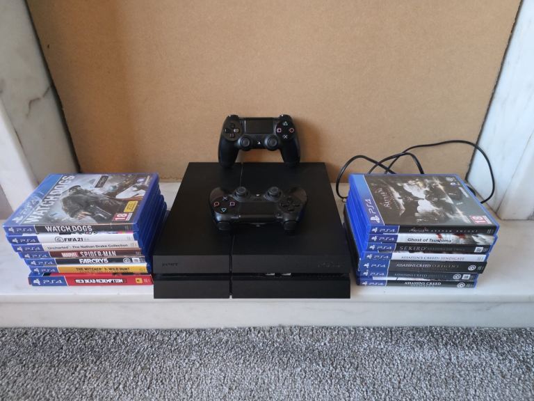 PlayStation 4 Console + 14 games 2x Batman controller 