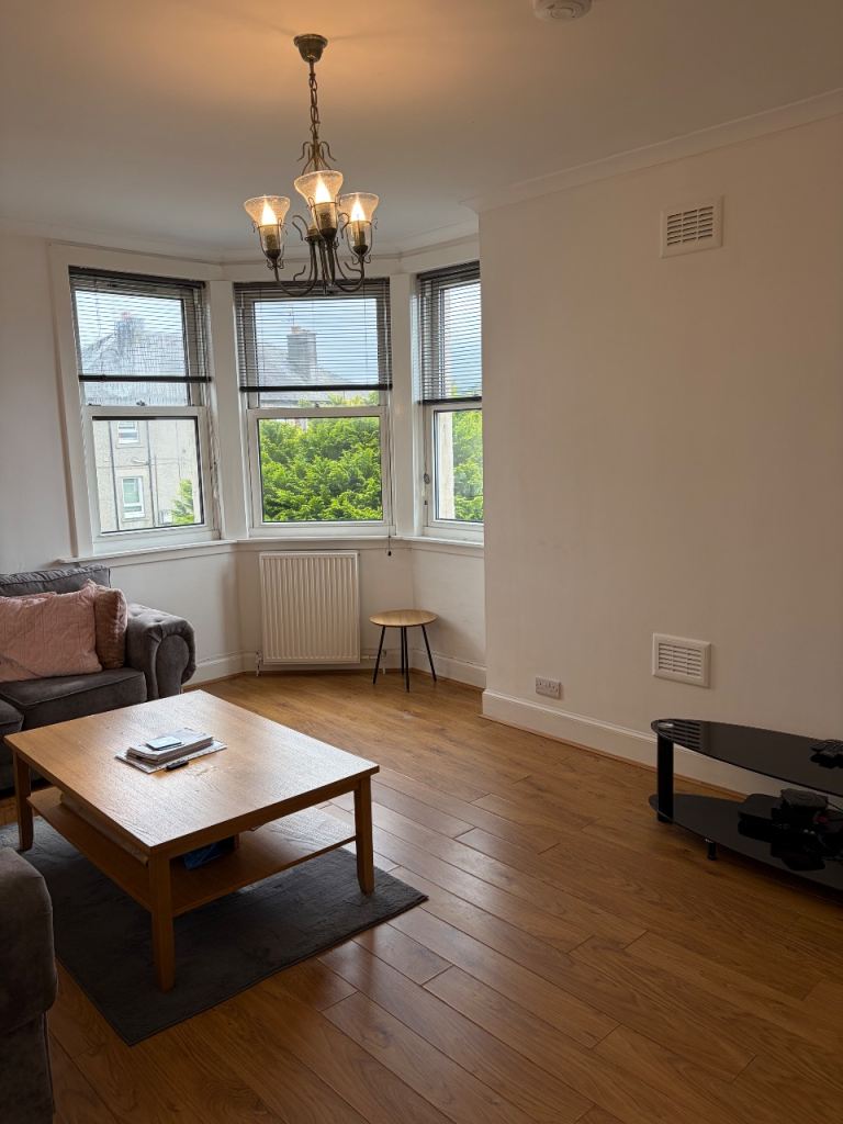 2 bedroom flat to rent Bannockburn Road, part furnished 