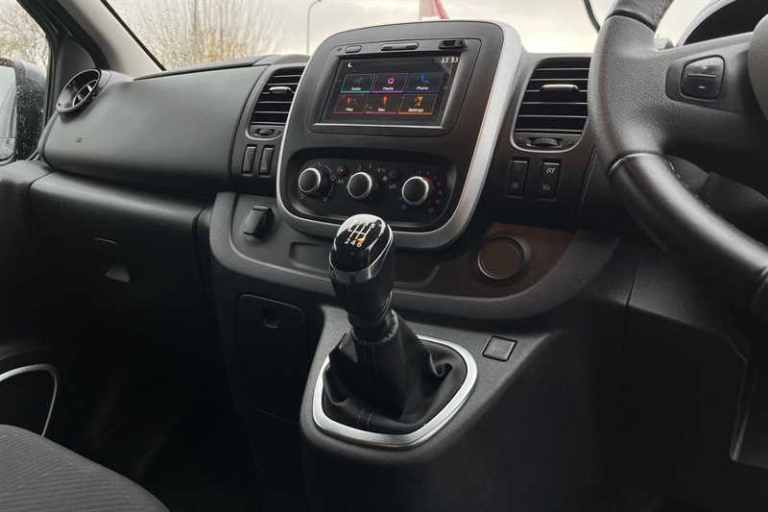 2020 Renault Trafic 2.0 dCi ENERGY 30 Sport Nav Minibus Double Cab 5dr Diesel Manual LWB Euro 6 M...