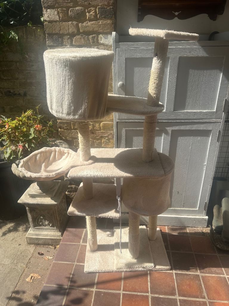 Cat tree - almost new
