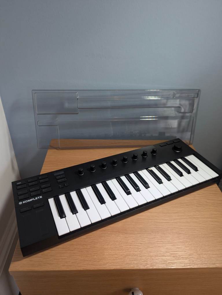 Komplete Kontrol M32 MIDI Keyboard Controller and Decksaver