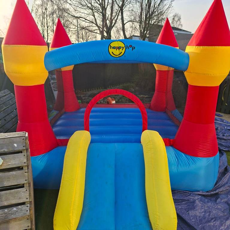 Happy hop bouncy castle 