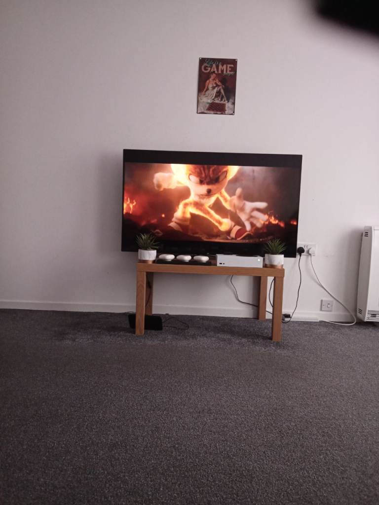 Bush 55intch smart TV with remote 