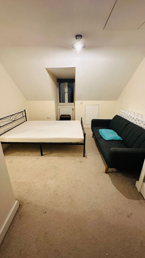 En-suite room available for professionals