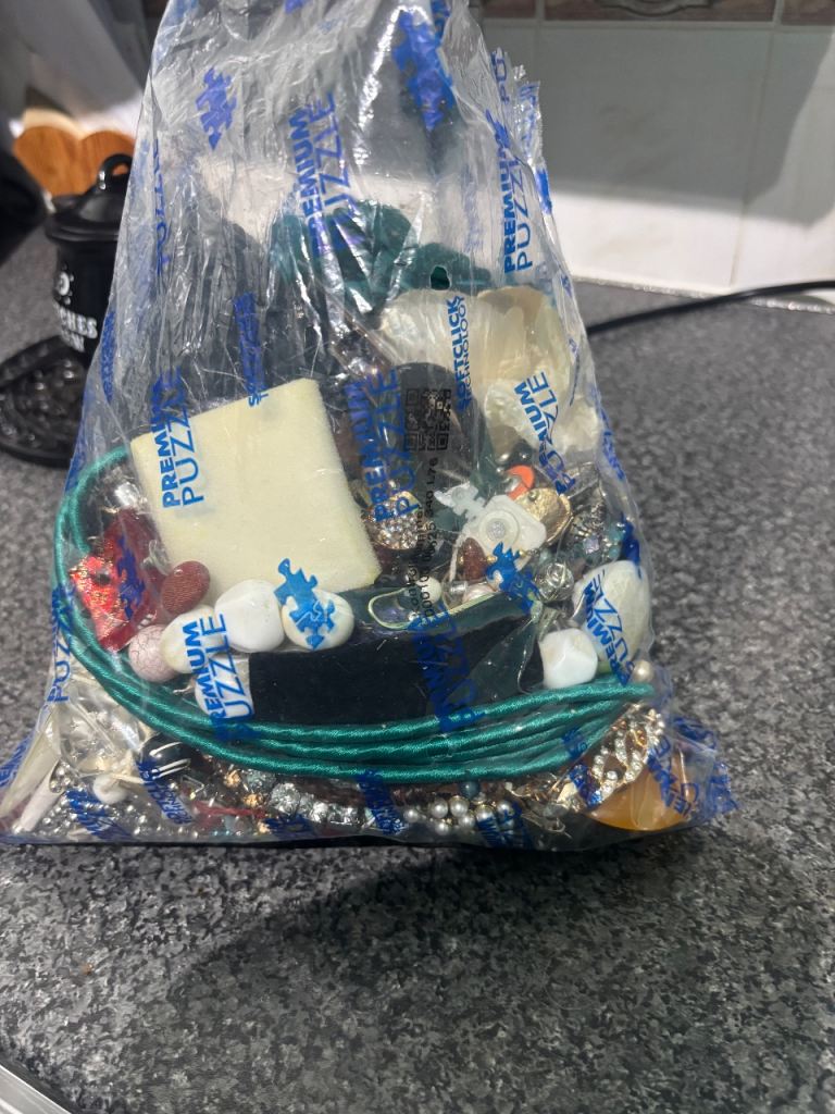 1.5 kg broken costume jewellery for arts crafts joblot