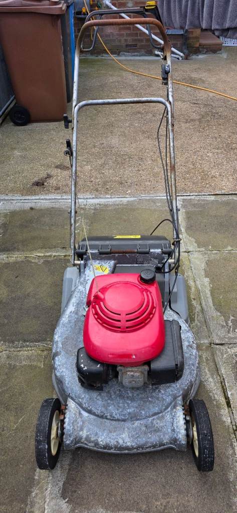 Lawnmower Honda for Spare the engine Is broken can't find the box so no box