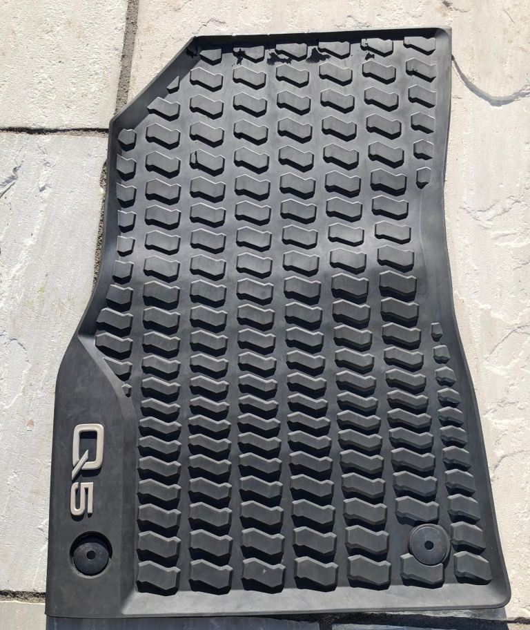 Audi Q5 rubber floor mats. Model year 2018 onwards. 