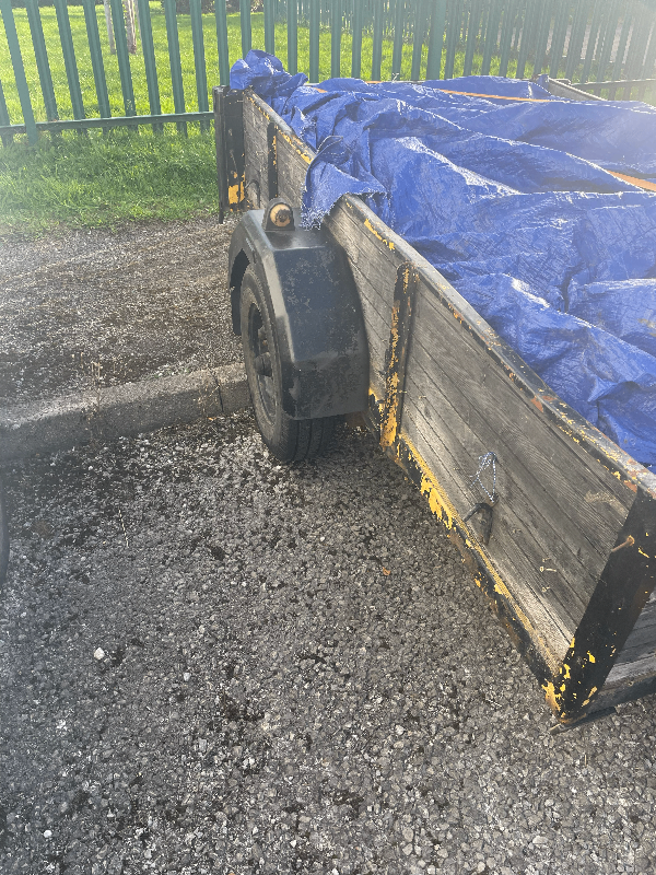 Single axle 8x4 braked trailer.