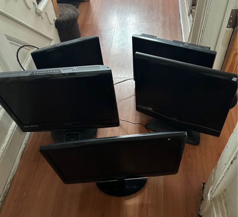 5 lcd tv - alll with hdmi and freeview - faulty - don’t power on - all screens are fine