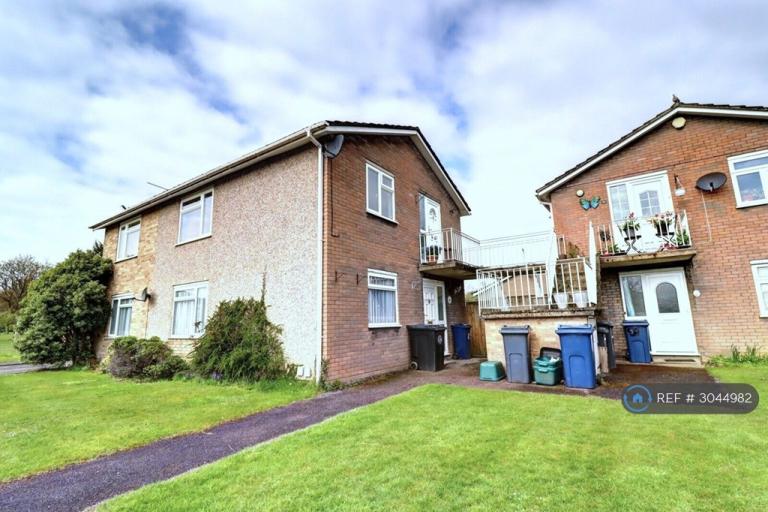 3 bedroom flat in Hawthorn Crescent, High Wycombe, HP15 (3 bed) (#3044982)