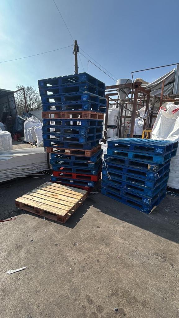 Wooden Pallets – Various Colours, Good for Projects