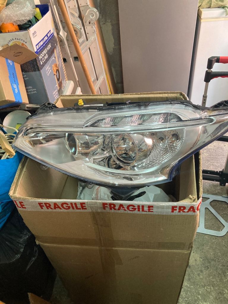 Peugeot 208 2015 N/S headlight