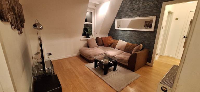 Hutcheon Street 2 beds flat top floor with parking