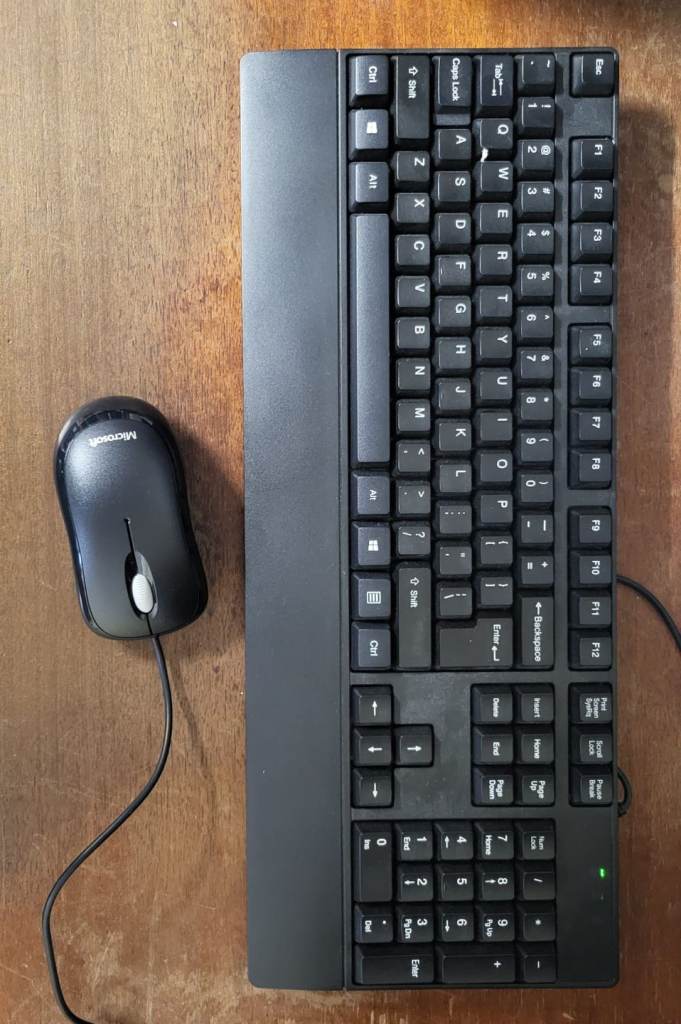 DESKTOP PC WITH MONITOR, KEYBOARD AND MOUSE