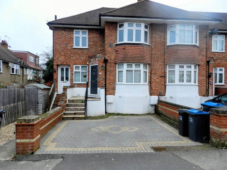 2-Bed Ground-Floor Maisonette with Large Private Garden & Parking – New Malden (KT3)