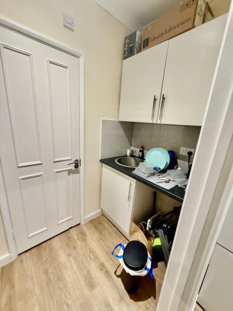 Spacious 1st floor, modern Studio 6 apartment, Golders Green, NW11