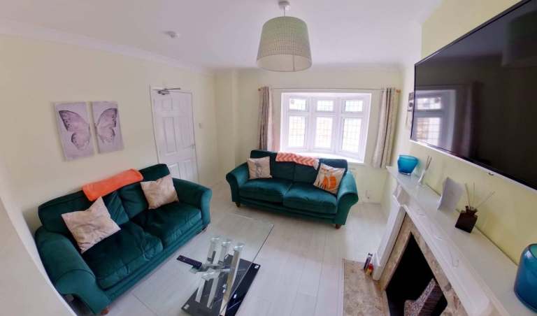 Own Ensuite, Large Lounge/Kitchen + Large Courtyard