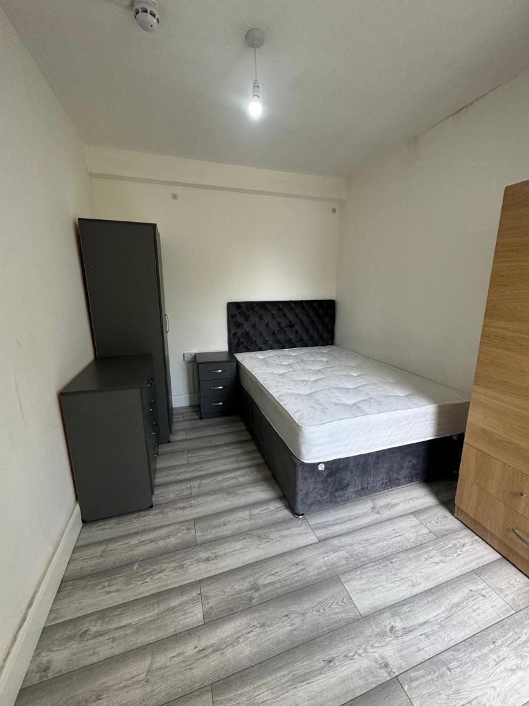 BEAUTIFUL DOUBLE ROOM FOR RENT IN HOUNSLOW CENTRAL