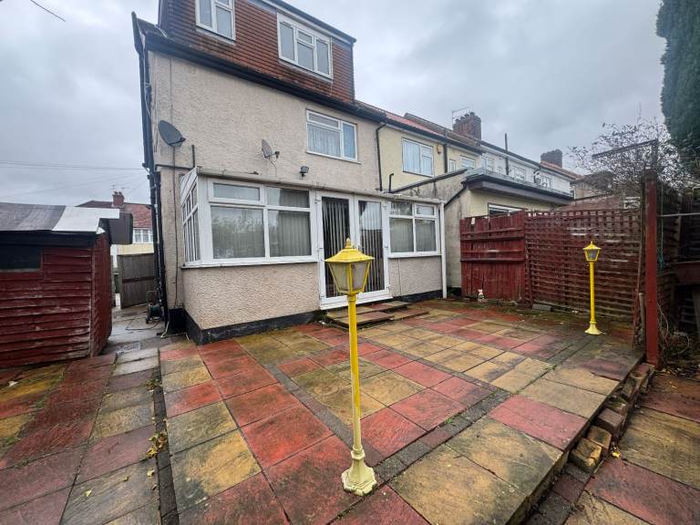 Large Loft Bedroom with En-Suite For Rent - Cowbridge Road, Kenton, Harrow, HA3 9QA