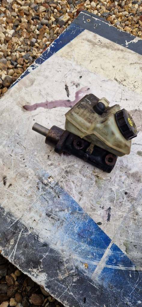 VW Transporter T4 96-03 Brake Master Cylinder And Reservoir 7D0611303A