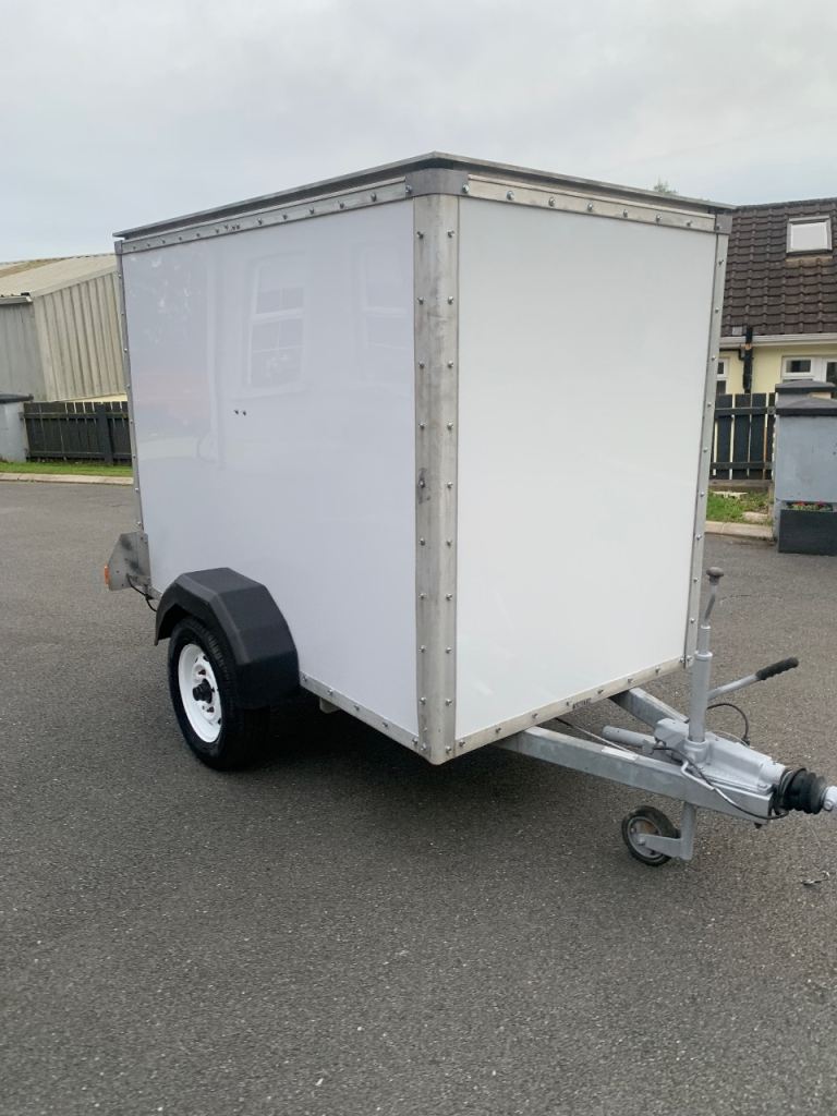 Braked box trailerr