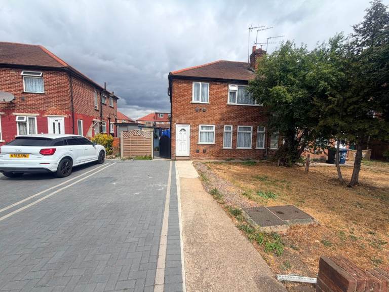 Lovely 2 Bedroom Flat to Rent. Ground floor. DSS accepted with Guarantor. £1800 pcm.Garden & Parking