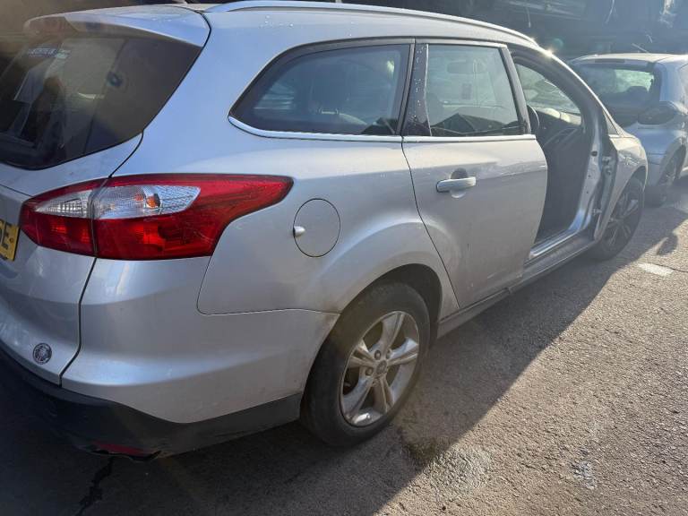 Breaking spare parts ford focus estate mk3 silver