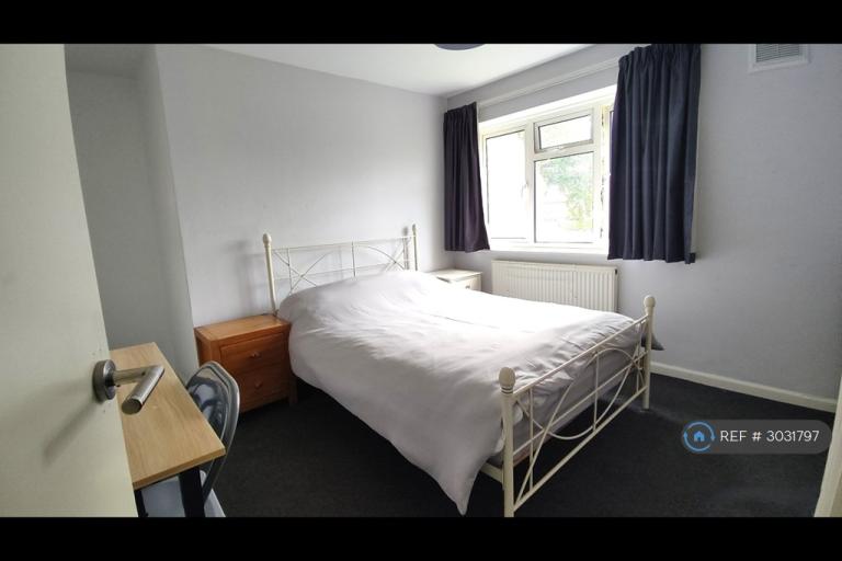 1 bedroom in Barnfield Rd, Crawley, RH10 (#3031797)