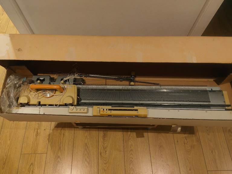 Zippy Deluxe Knitting Machine