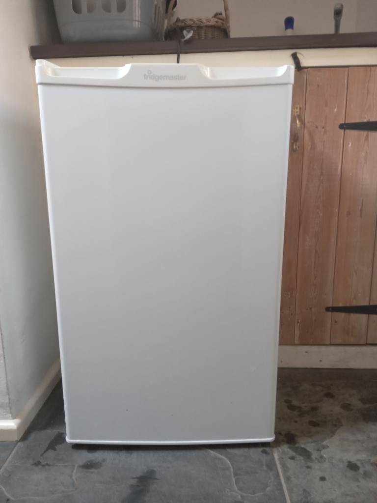 UNDER COUNTER LARDER FRIDGE