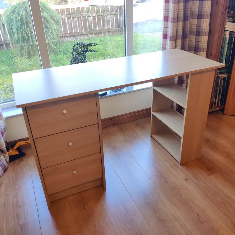 Office desk with 3 drawers and 3 shelves