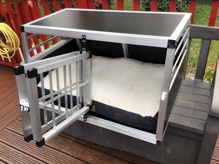 Dog cage suitable for an SUV