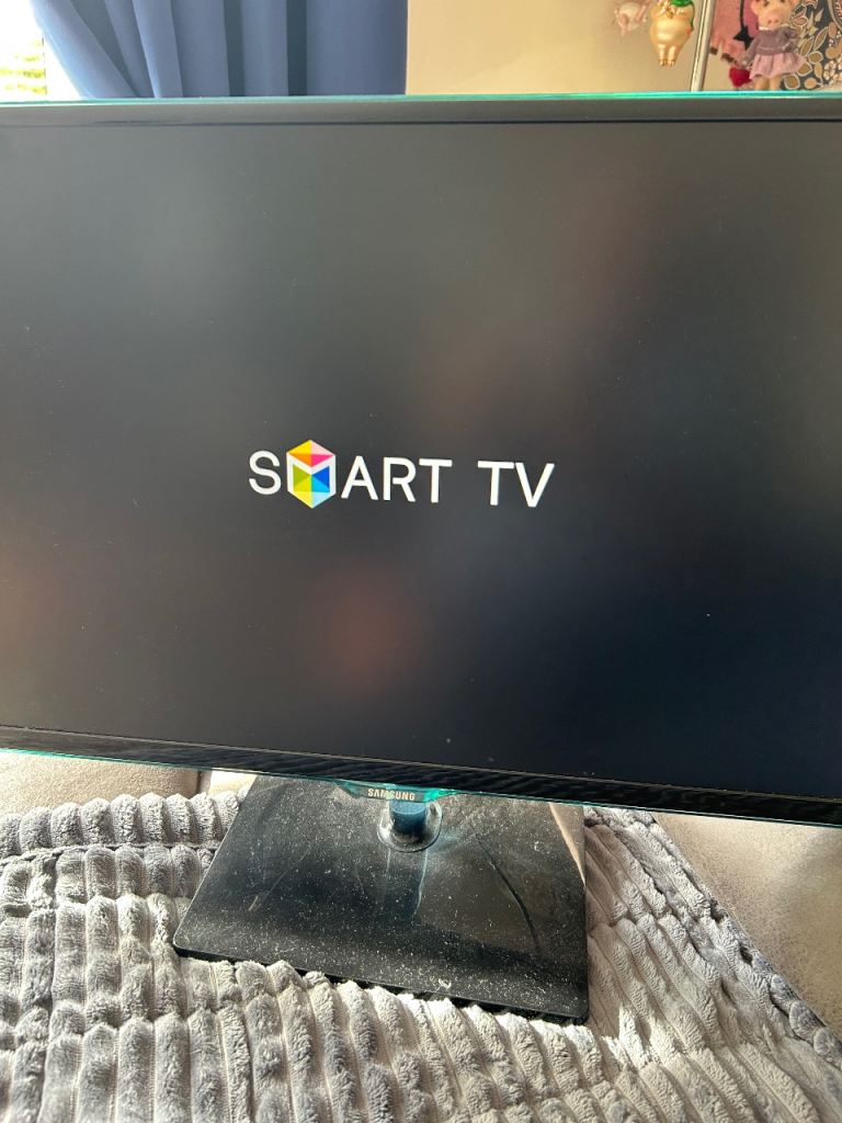 Samsung Smart TV T27D390S with Remote – Good Condition