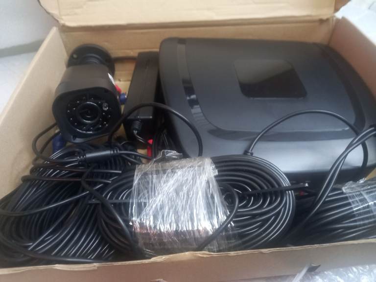 SANNCE Security Surveillance System with Camera and Cables – New in Box