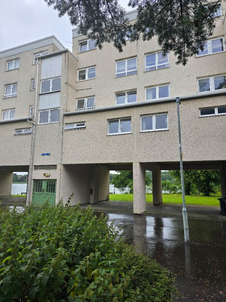 Spacious 3-Bed Maisonette with Loch Views – Minutes from Rail Links