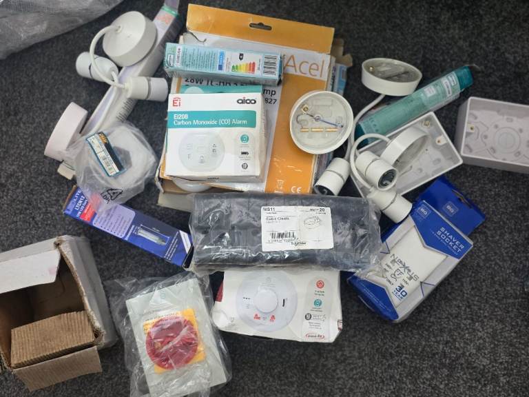 Mixed electrical items, lights fire alarms - not free etc