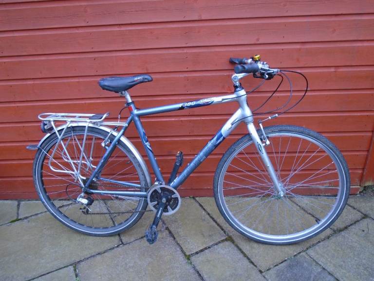 Trek navigator bike, 22 inch lightweight frame, 28 inch wheels, 24 gears, mudguard, rear rack 