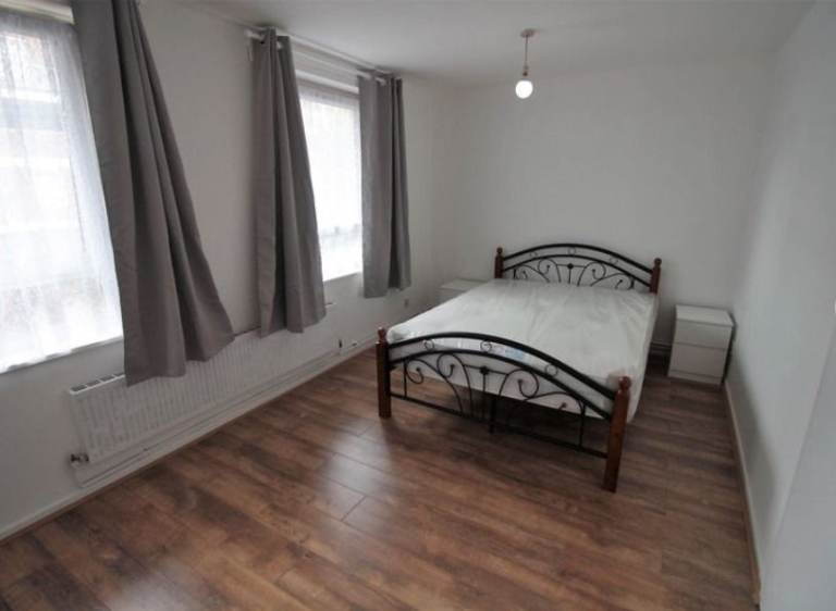 Large Double room, E1, Separate bathrooms, All bills included