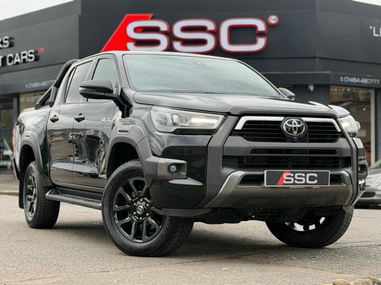 Toyota Hilux 2.8 D-4D Invincible X Auto 4WD Euro 6 (s/s) 4dr