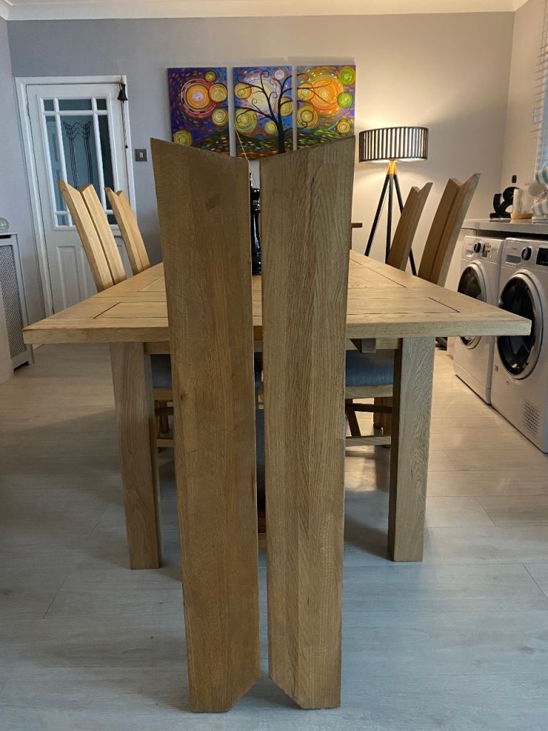 Oak extending dining table & 6 oak dining chairs 