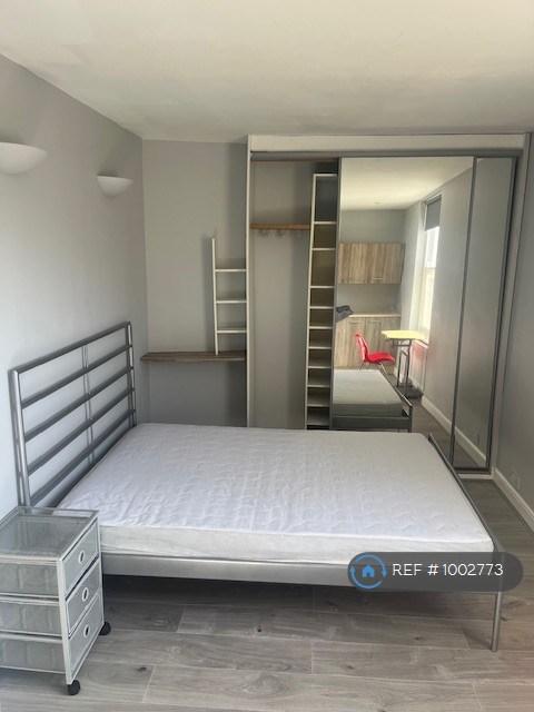 1 bedroom in Streatham High Road, London, SW16 (#1002773)