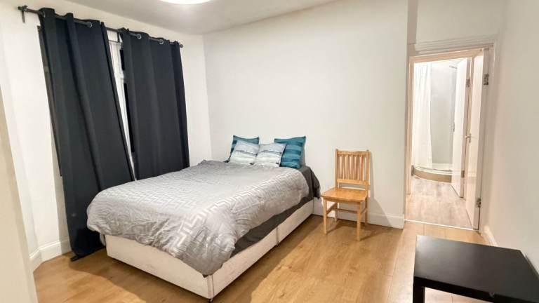 Self-contained studio flat in Churchmead road